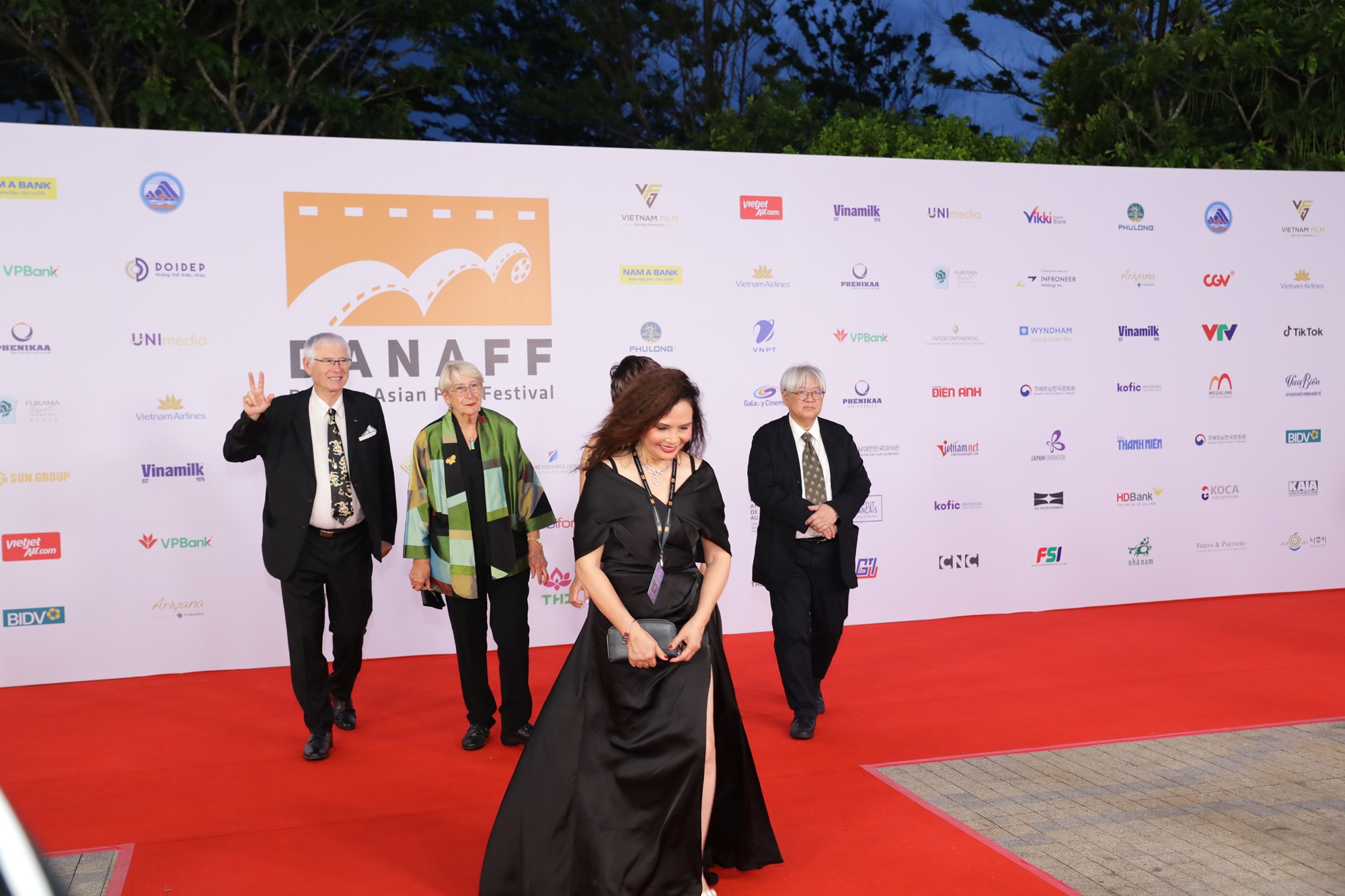 Thảm đỏ DANAFF 2025: Nữ chính Khi Cuộc Đời Cho Bạn Quả Quýt trẻ đẹp xuất sắc, Khả Ngân kè kè bên trai lạ- Ảnh 7.