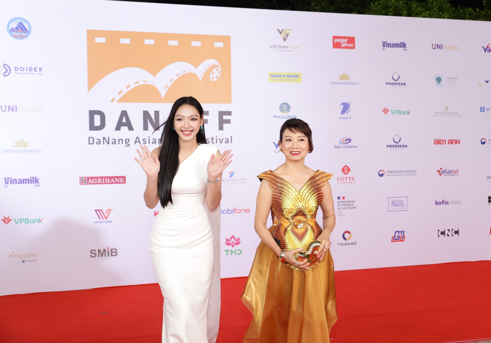 Thảm đỏ DANAFF 2025: Nữ chính Khi Cuộc Đời Cho Bạn Quả Quýt trẻ đẹp xuất sắc, Khả Ngân kè kè bên trai lạ- Ảnh 4.