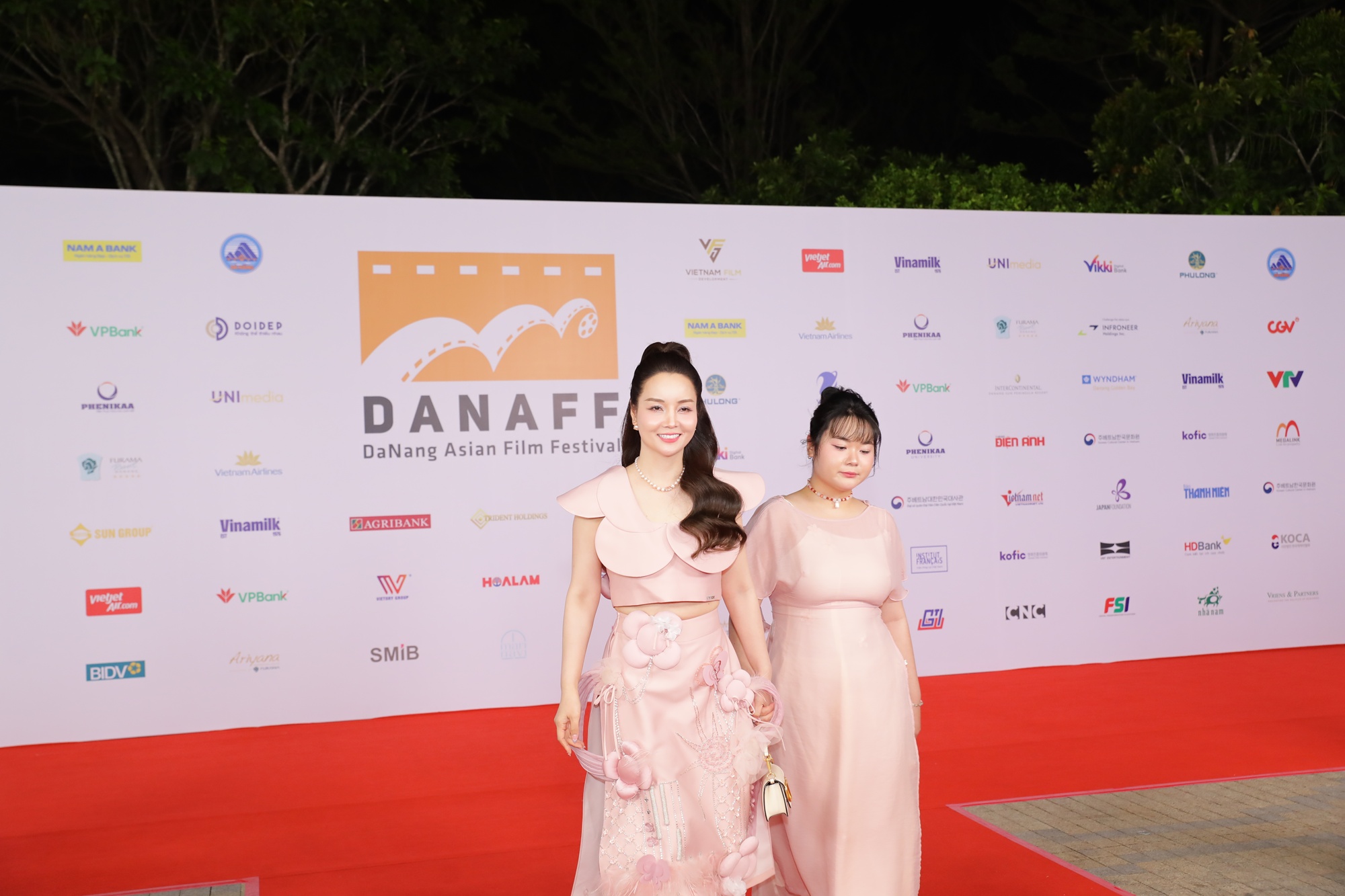 Thảm đỏ DANAFF 2025: Nữ chính Khi Cuộc Đời Cho Bạn Quả Quýt trẻ đẹp xuất sắc, Khả Ngân kè kè bên trai lạ- Ảnh 6.