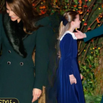 Khoảnh khắc "tan chảy" của Vương phi Kate bên con gái Charlotte 10 tuổi: Một cử chỉ nhỏ gói trọn tình mẫu tử giữa lễ Giáng sinh truc phu quy phat loc 3 17651278218202025640013 1765162773036 17651627733141172880065png