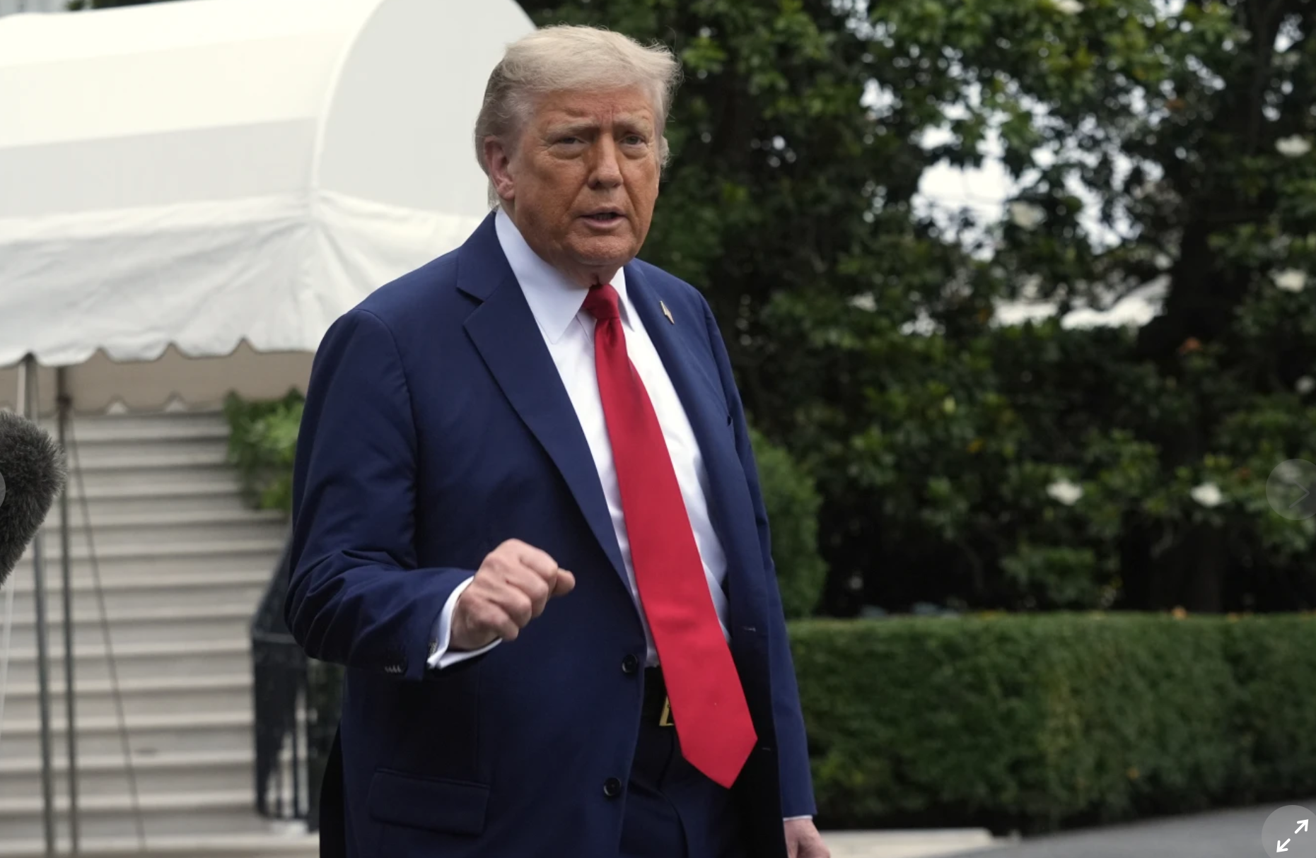 Tổng thống Trump yêu cầu 36 nước nâng cấp kiểm soát thị thực nếu không muốn bị cấm nhập cảnh vào Mỹ- Ảnh 1. Tổng thống Trump yêu cầu 36 nước nâng cấp kiểm soát thị thực nếu không muốn bị cấm nhập cảnh vào Mỹ- Ảnh 1.