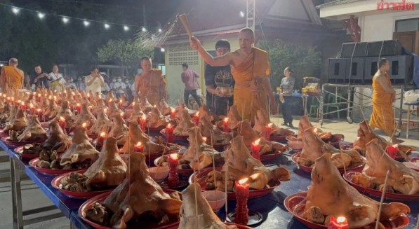 Bất ngờ trúng số, nam thanh niên đem trăm chiếc thủ lợn đi lễ tạ- Ảnh 2. Bất ngờ trúng số, nam thanh niên đem trăm chiếc thủ lợn đi lễ tạ- Ảnh 2.