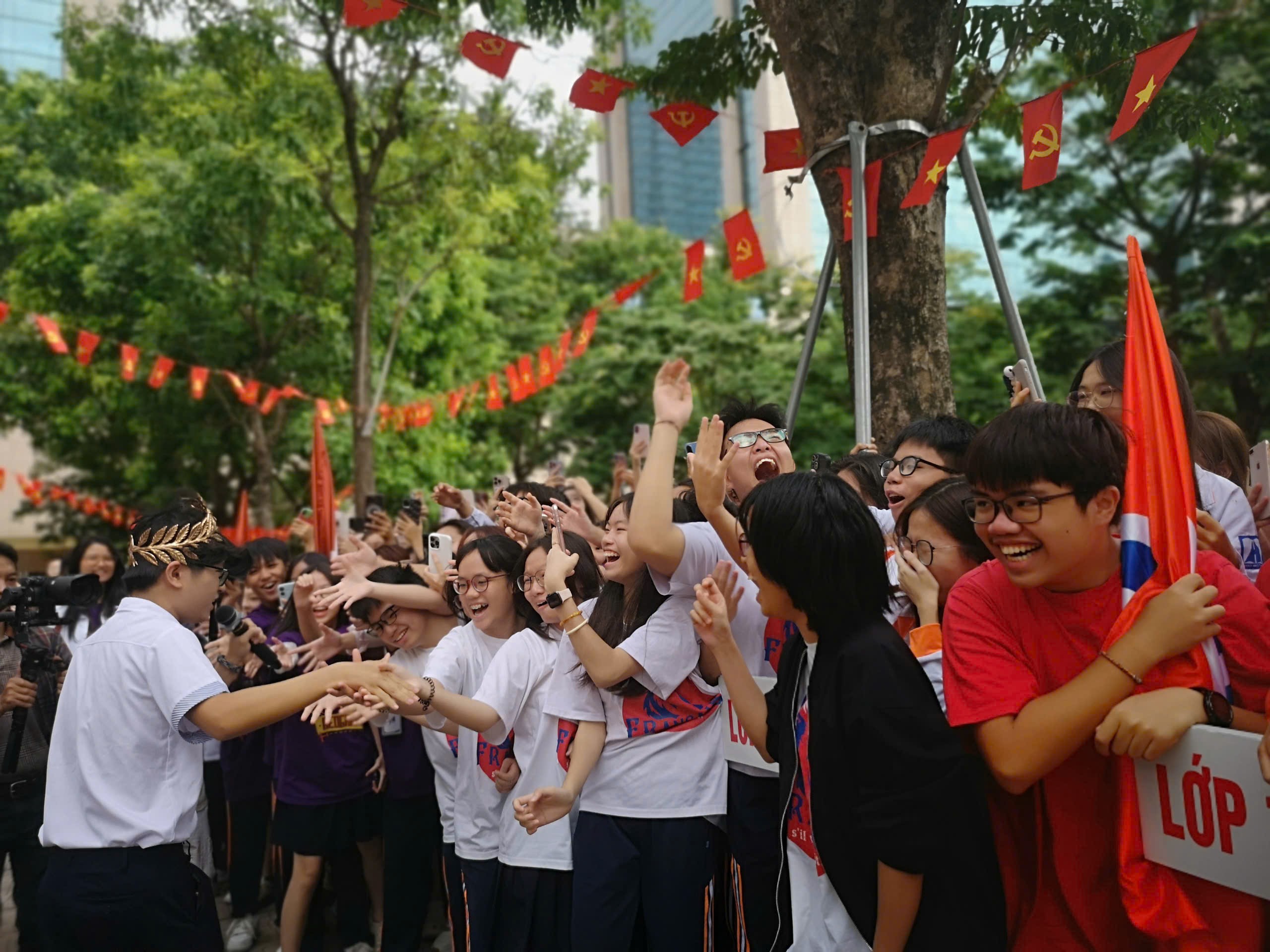 truong-am-3-1761530716-954-width2560height1920 Quán quân Đường lên đỉnh Olympia được chào đón đặc biệt tại trường Hà Nội - Amsterdam - 6