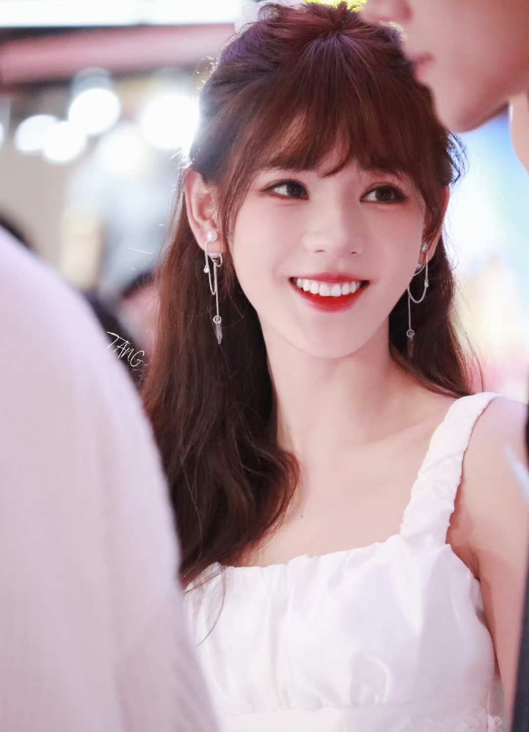 Phim mới chiếu 5 phút đã chiếm top 1 rating cả nước, nữ chính chỉ nở nụ cười cũng đẹp tựa mỹ cảnh nhân gian- Ảnh 7.