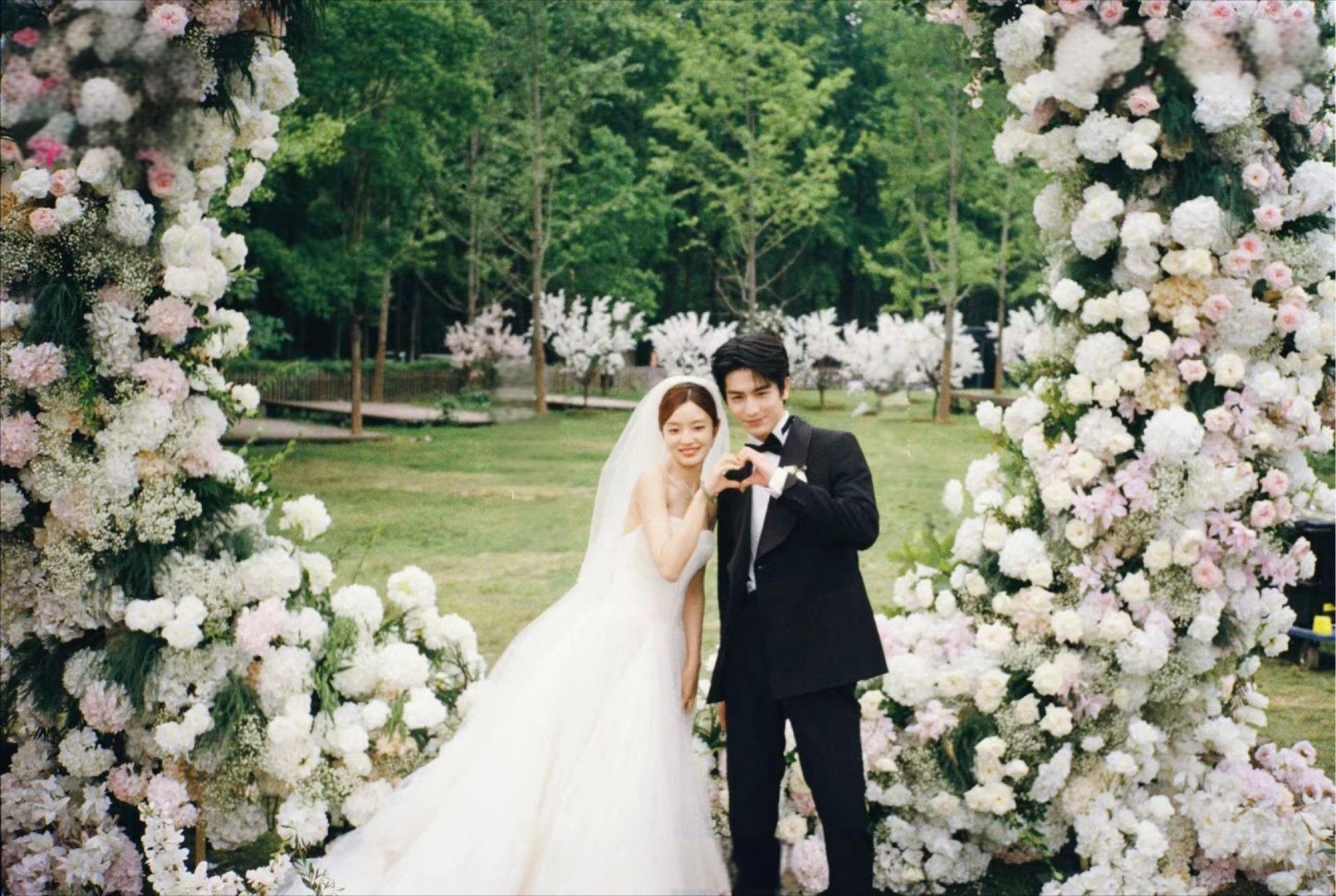 Đám cưới đang viral khắp MXH: Chú rể đẹp trai vô địch thiên hạ, cô dâu xinh yêu Đám cưới đang viral khắp MXH: Chú rể đẹp trai vô địch thiên hạ, cô dâu xinh yêu