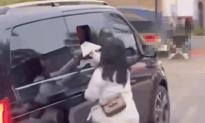 Camera tóm dính 1 siêu sao hạng A vứt thư của fan tặng ngay trước mặt, thái độ thượng đẳng khiến MXH phẫn nộ- Ảnh 1.