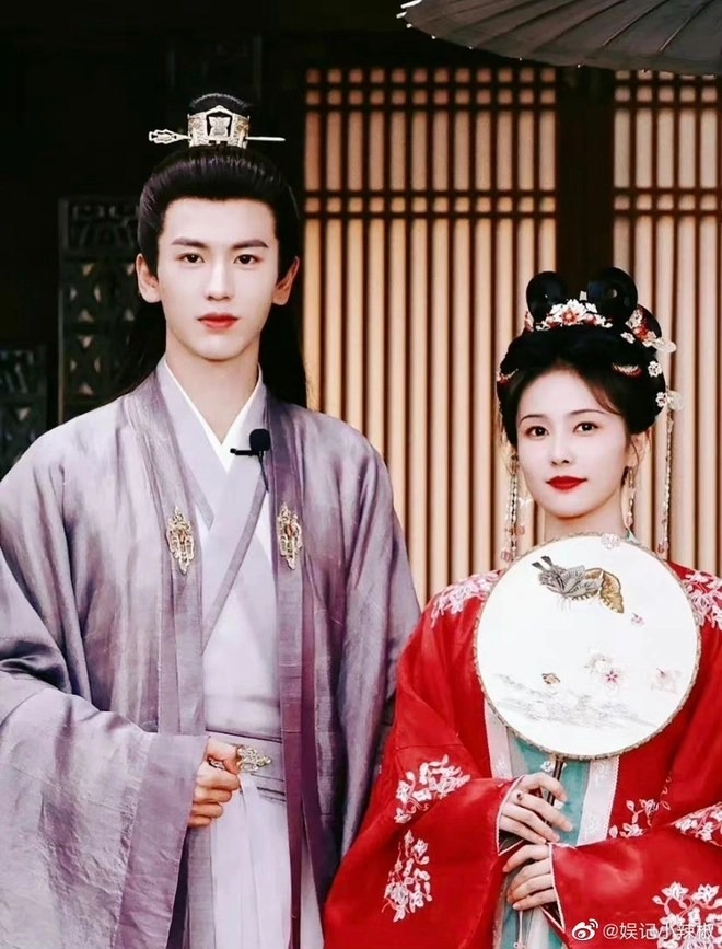 “Nam thần 97” bị rình mò, quấy rối tới mức đổi khách sạn 5 lần, phải tháo chạy khỏi sự kiện- Ảnh 5. “Nam thần 97” bị rình mò, quấy rối tới mức đổi khách sạn 5 lần, phải tháo chạy khỏi sự kiện- Ảnh 5.