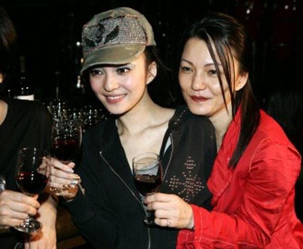 truongthieuham-1415-172598237047-1760966654573-1760966654892264619482 "Công chúa Cbiz" bị cha bóc phốt, nghi bỏ mặc mẹ sang Việt Nam làm mướn và bán bánh mì truongthieuham 1415 172598237047 1760966654573 1760966654892264619482