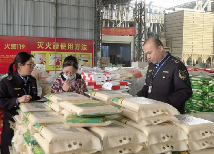 Đột kích 1 nhà máy sản xuất gạo giả, cảnh sát bắt giữ 1 người, tịch thu hơn 200 tấn sản phẩm và nguyên liệu thô cùng toàn bộ dây chuyền chế biến- Ảnh 1.