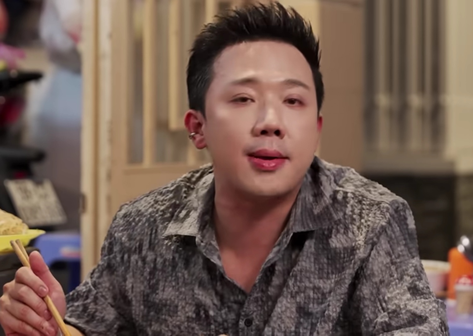 Ngồi ăn bát bún mắm vỉa hè 130 nghìn đồng, Trấn Thành nói thẳng một điều- Ảnh 1. Ngồi ăn bát bún mắm vỉa hè 130 nghìn đồng, Trấn Thành nói thẳng một điều- Ảnh 1.