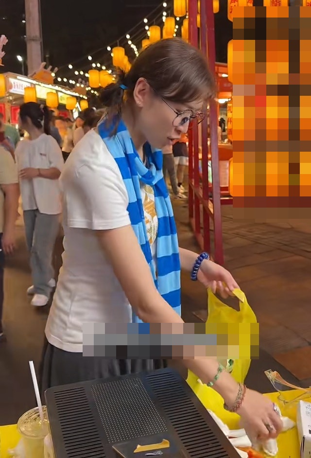 Bắt gặp nữ diễn viên từng thi Hoa hậu đi bán chân gà ở chợ đêm, còn nói 1 câu khiến ai cũng xót xa- Ảnh 3.