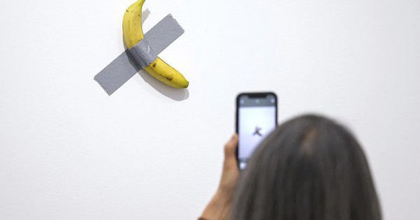 Quả chuối 157 tỷ lại bị ăn ở triển lãm 26 Quả chuối 157 tỷ lại bị ăn ở triển lãm ttyimages 2213257697 17531565785151632192935 0 0 1250 2000 crop 17531567744822120139643 1753158927023 1753158927485459145706 0 19 401 661 crop 17531589573541254768732jpg