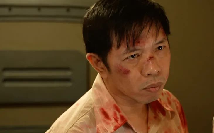 Không ngờ cậu nhóc từng gây sốt Vbiz này lại là cảnh vệ điển trai trong Tử Chiến Trên Không, đúng là con trai