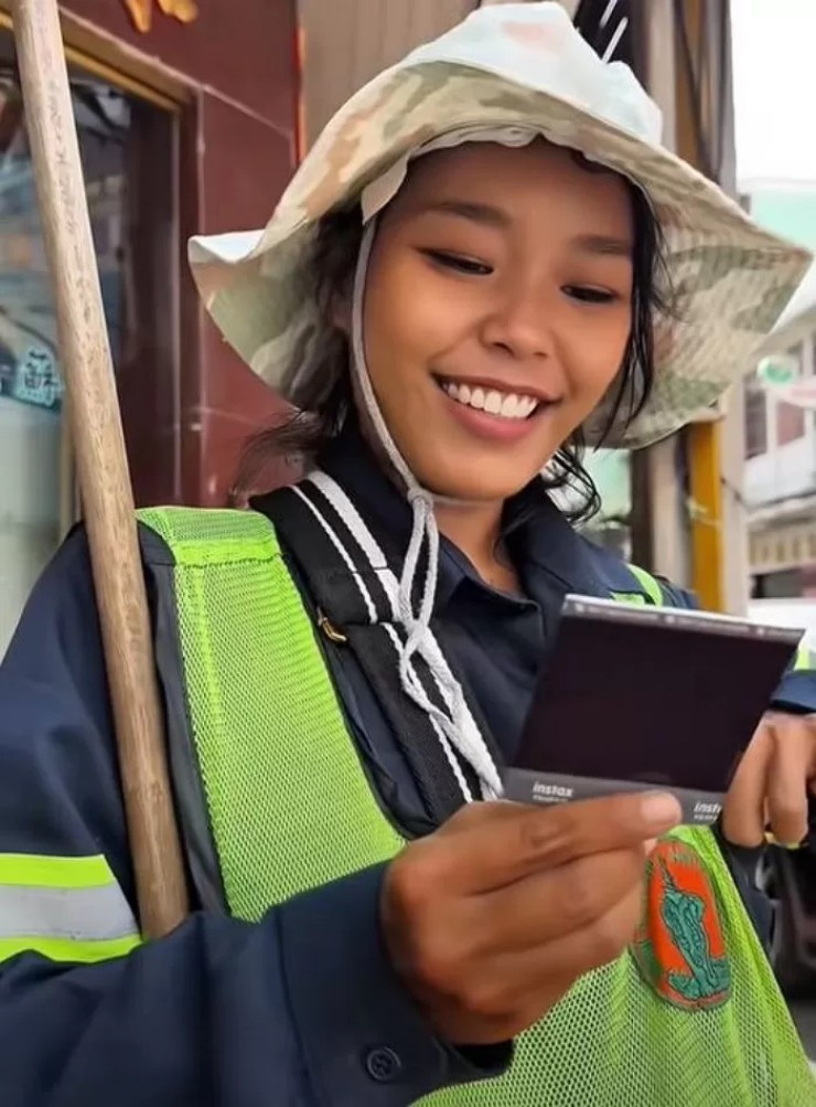 Meen tình cờ được một nhiếp ảnh gia chụp lại lúc đang quét rác.