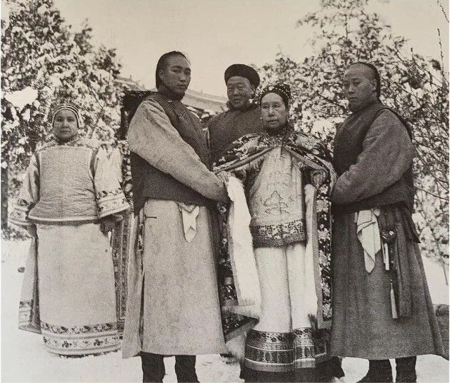 6 bức hình hiếm cuối thời nhà Thanh: Ảnh tiểu thư khuê các trở nên đặc biệt nhờ hiệu ứng từ vật dụng này- Ảnh 1. 6 bức hình hiếm cuối thời nhà Thanh: Ảnh tiểu thư khuê các trở nên đặc biệt nhờ hiệu ứng từ vật dụng này- Ảnh 1.