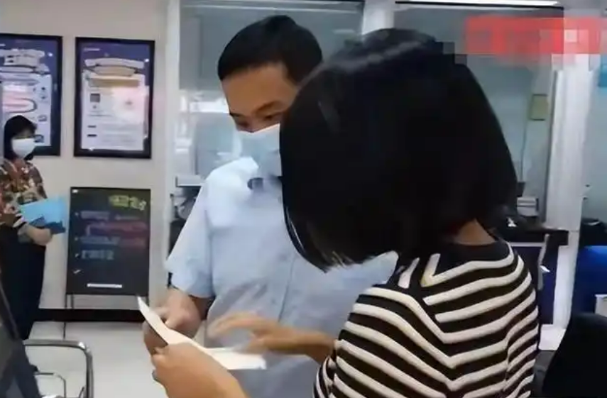 Khách chuyển 7,3 tỷ đồng từ sổ tiết kiệm cũ sang sổ mới để hưởng lãi cao, 2 ngày sau phát hiện số dư còn 0, báo ngân hàng thì được tin: “Không phải việc của chúng tôi”- Ảnh 1. Khách chuyển 7,3 tỷ đồng từ sổ tiết kiệm cũ sang sổ mới để hưởng lãi cao, 2 ngày sau phát hiện số dư còn 0, báo ngân hàng thì được tin: “Không phải việc của chúng tôi”- Ảnh 1.