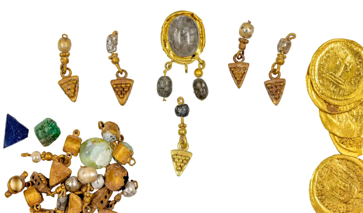 Còi rú inh ỏi khi máy quét qua tảng đá, phát hiện kho báu gần 100 đồng vàng nguyên chất, trang sức đính ngọc trai, chuyên gia thảng thốt: ‘Hiếm có khó tìm’- Ảnh 1.