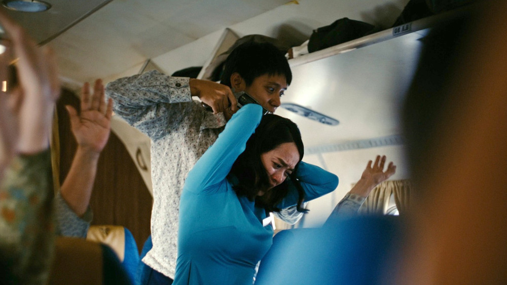 Cuộc tử chiến trên không khiến cả Việt Nam rúng động: 52 phút kinh hoàng được tái hiện, kết thúc ám ảnh như đời thật?- Ảnh 7. Cuộc tử chiến trên không khiến cả Việt Nam rúng động: 52 phút kinh hoàng được tái hiện, kết thúc ám ảnh như đời thật?- Ảnh 7.