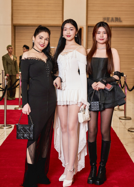 Camera lia trúng 1 hành động để lộ thái độ của Lọ Lem với Hạt Dẻ trong buổi nhận xe 7 tỷ- Ảnh 4. Camera lia trúng 1 hành động để lộ thái độ của Lọ Lem với Hạt Dẻ trong buổi nhận xe 7 tỷ- Ảnh 4.