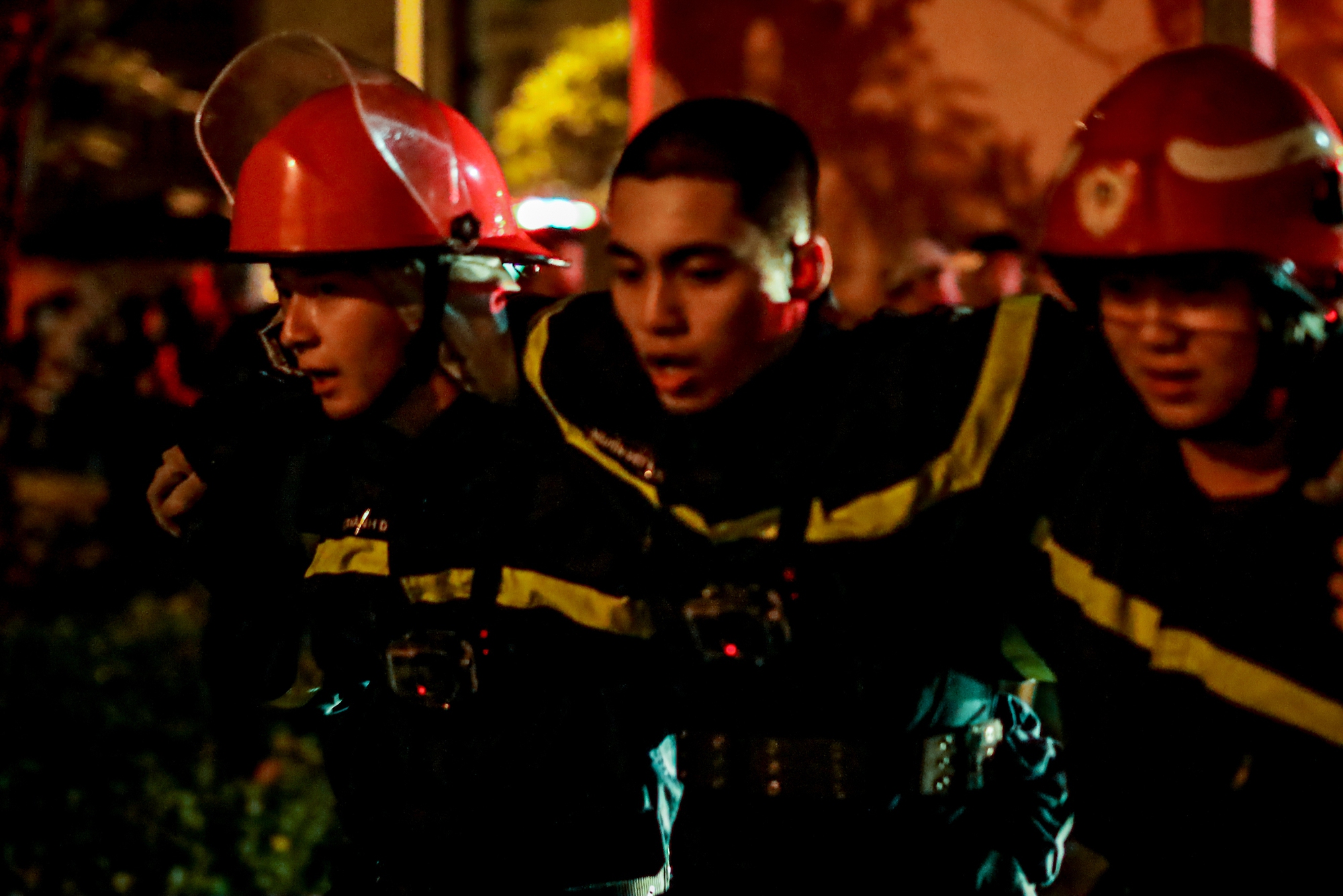 Em trai Sơn Tùng gặp sự cố cực nguy hiểm, nói 1 câu gây hỗn loạn giữa đám cháy- Ảnh 3.