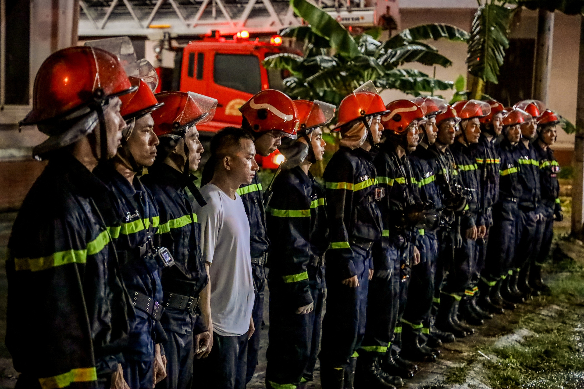 Em trai Sơn Tùng gặp sự cố cực nguy hiểm, nói 1 câu gây hỗn loạn giữa đám cháy- Ảnh 5.