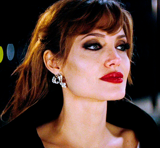 Angelina Jolie năm 35 tuổi từng đóng một vai mà cốt cách quý cô thanh lịch tràn ngập từng khung hình, khiến nam chính say mê không rời- Ảnh 4.