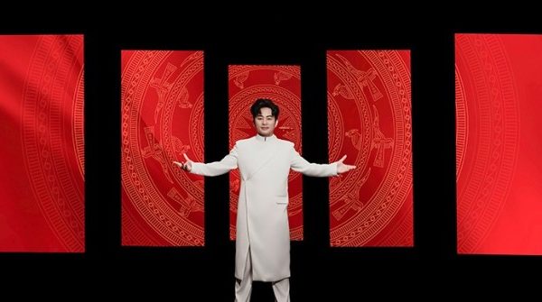 Divo Tùng Dương: Tôi tự hào dùng âm nhạc ngợi ca Tổ quốc 28 Divo Tùng Dương: Tôi tự hào dùng âm nhạc ngợi ca Tổ quốc tung duong av 1755662615 704 width740height495 auto cropjpg