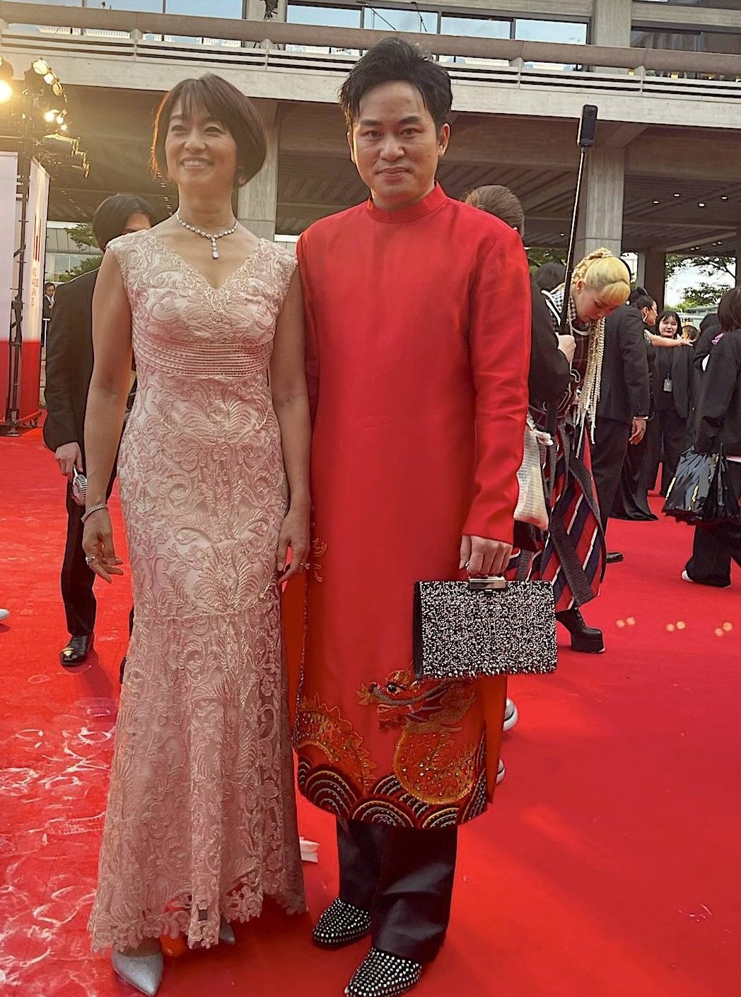 tung-duong-hat-vang-mot-vong-viet-nam-khi-nhan-giai-thuong-dac-biet-quoc-te-5233-1747963452-575-width1048height1410 Tùng Dương với các nghệ sĩ quốc tế. Ảnh: NVCC