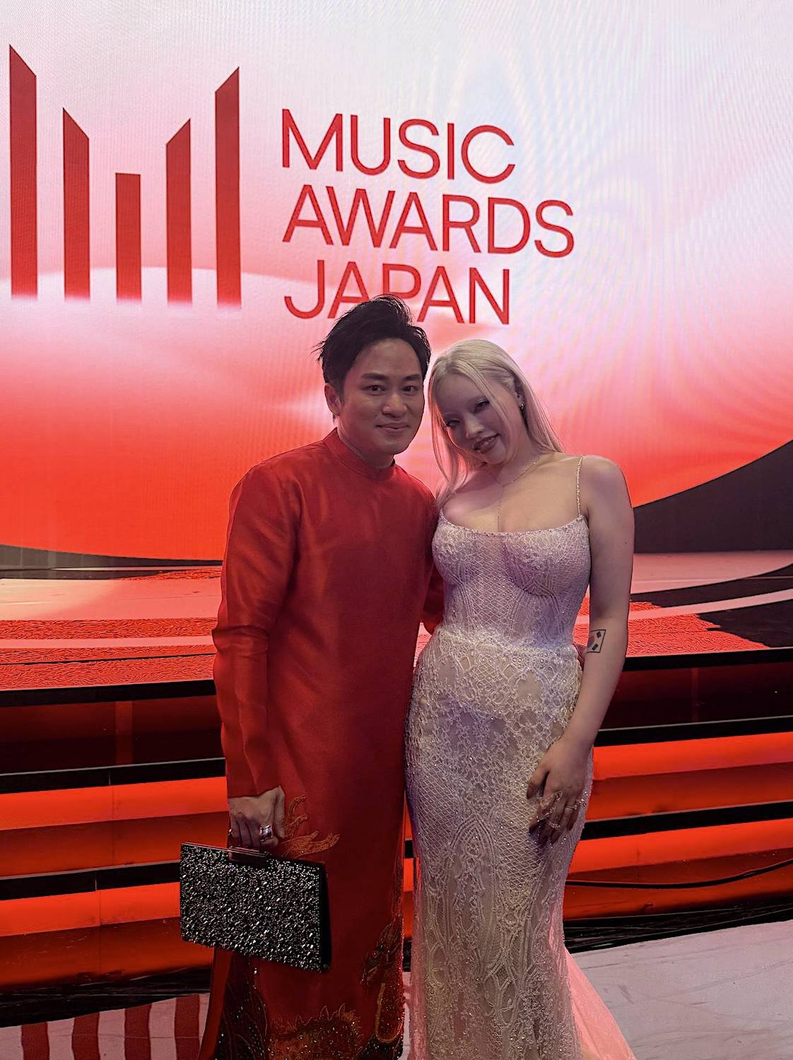 tungduong3-5232-1747963452-352-width1122height1500 Tùng Dương hát vang 'Một vòng Việt Nam' khi nhận Giải thưởng Đặc biệt quốc tế - 2