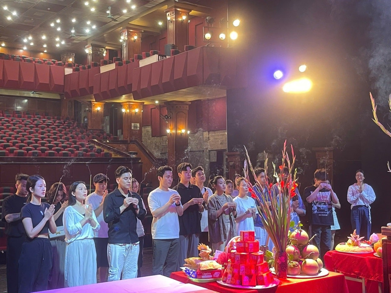 NSND Xuân Bắc dâng hương Tổ nghề ở Nhà hát Kịch Việt Nam- Ảnh 15.