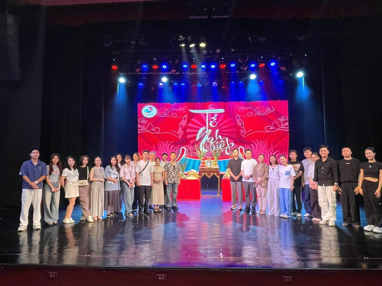 NSND Xuân Bắc dâng hương Tổ nghề ở Nhà hát Kịch Việt Nam- Ảnh 16.