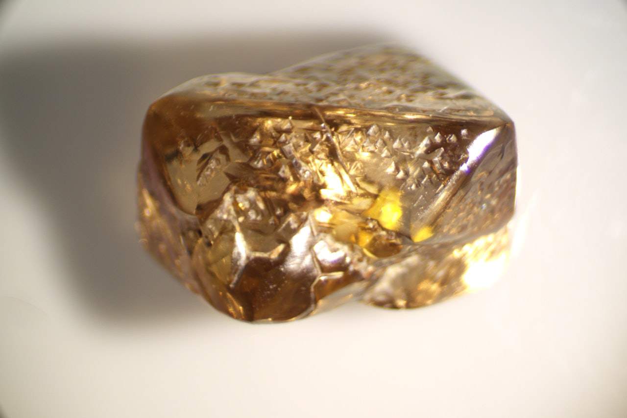 Tưởng là vỏ kẹo, người đàn ông nhặt lên mới biết là kim cương - 2