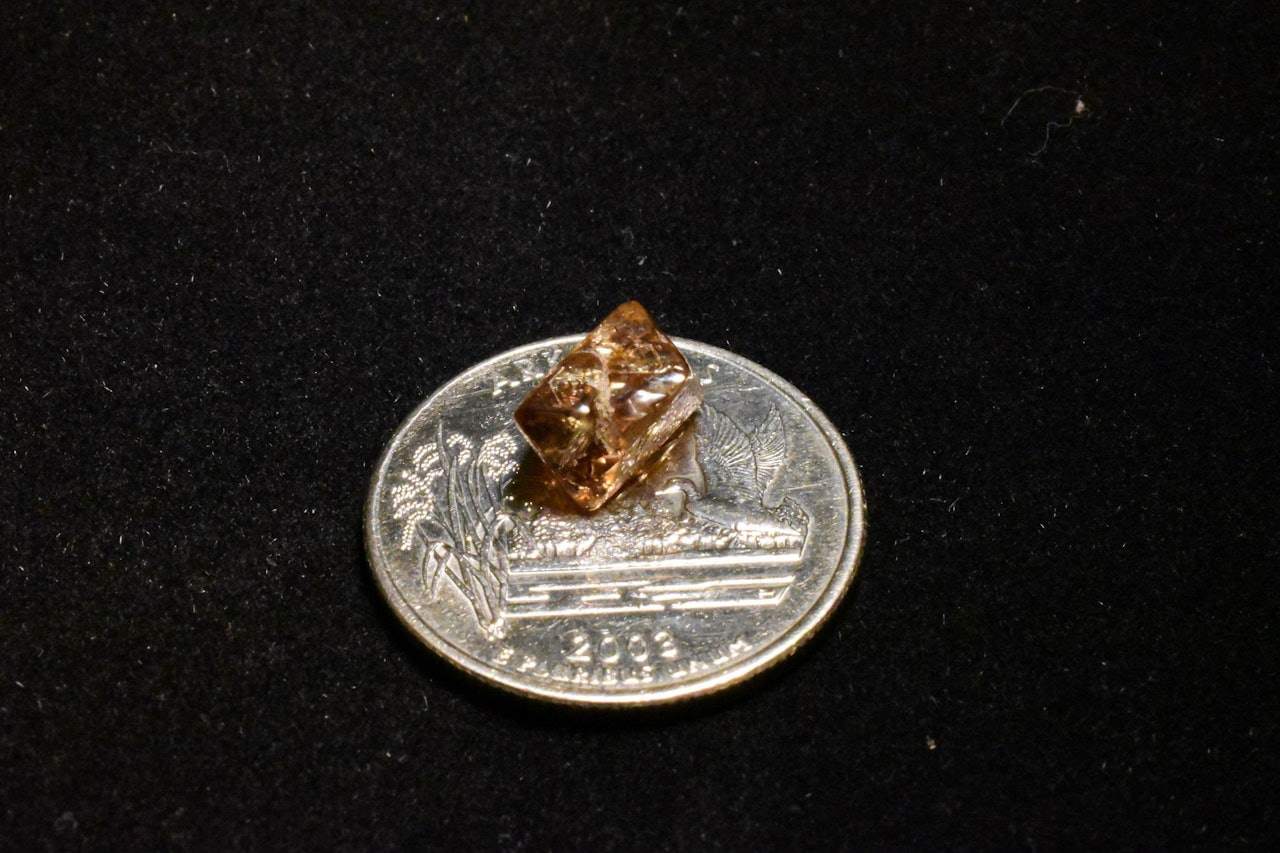 Tưởng là vỏ kẹo, người đàn ông nhặt lên mới biết là kim cương - 3