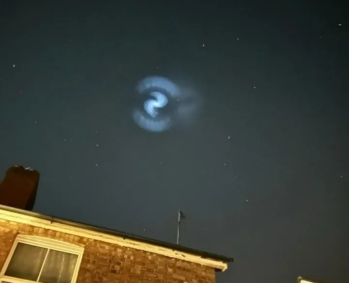 Vòng xoáy bí ẩn xuất hiện trên bầu trời nước Anh vào khoảng 20h tối. (Ảnh: Ellen)