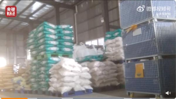 Trung Quốc: Đột kích nhà máy trong đêm, phanh phui công ty sản xuất gạo giả bán 1.000 tấn mỗi năm, tịch thu 15.750kg gạo chất thành đống- Ảnh 3.