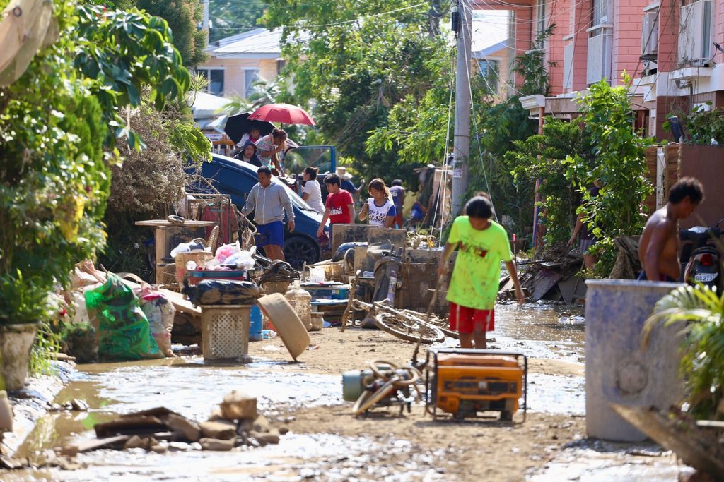 Kalmaegi - cơn bão chết chóc nhất 2025 đổ bộ 8 lần: Tang thương hằn in trên những khuôn mặt người thân nhận thi thể- Ảnh 1.
