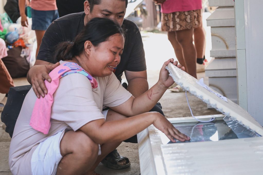 Kalmaegi - cơn bão chết chóc nhất 2025 đổ bộ 8 lần: Tang thương hằn in trên những khuôn mặt người thân nhận thi thể- Ảnh 5.