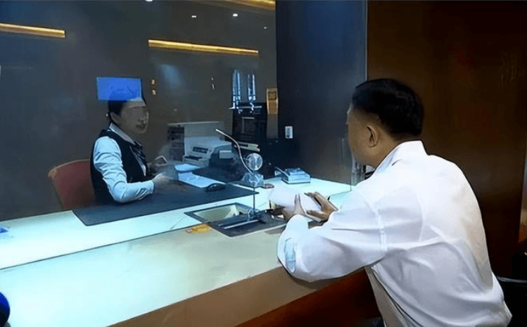 Người đàn ông đem 19,4 tỷ đồng gửi tiết kiệm để kiếm lời, sau 1 năm bỗng được ngân hàng thông báo: “Khoản tiền gửi của anh không tồn tại trong hệ thống”- Ảnh 1. Người đàn ông đem 19,4 tỷ đồng gửi tiết kiệm để kiếm lời, sau 1 năm bỗng được ngân hàng thông báo: “Khoản tiền gửi của anh không tồn tại trong hệ thống”- Ảnh 1.