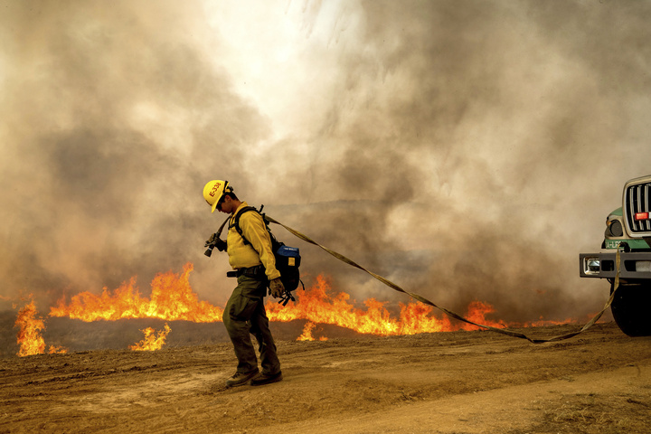 Cháy rừng dữ dội tại California, hơn 339 km² bị thiêu rụi, 4 người bị thương- Ảnh 2.