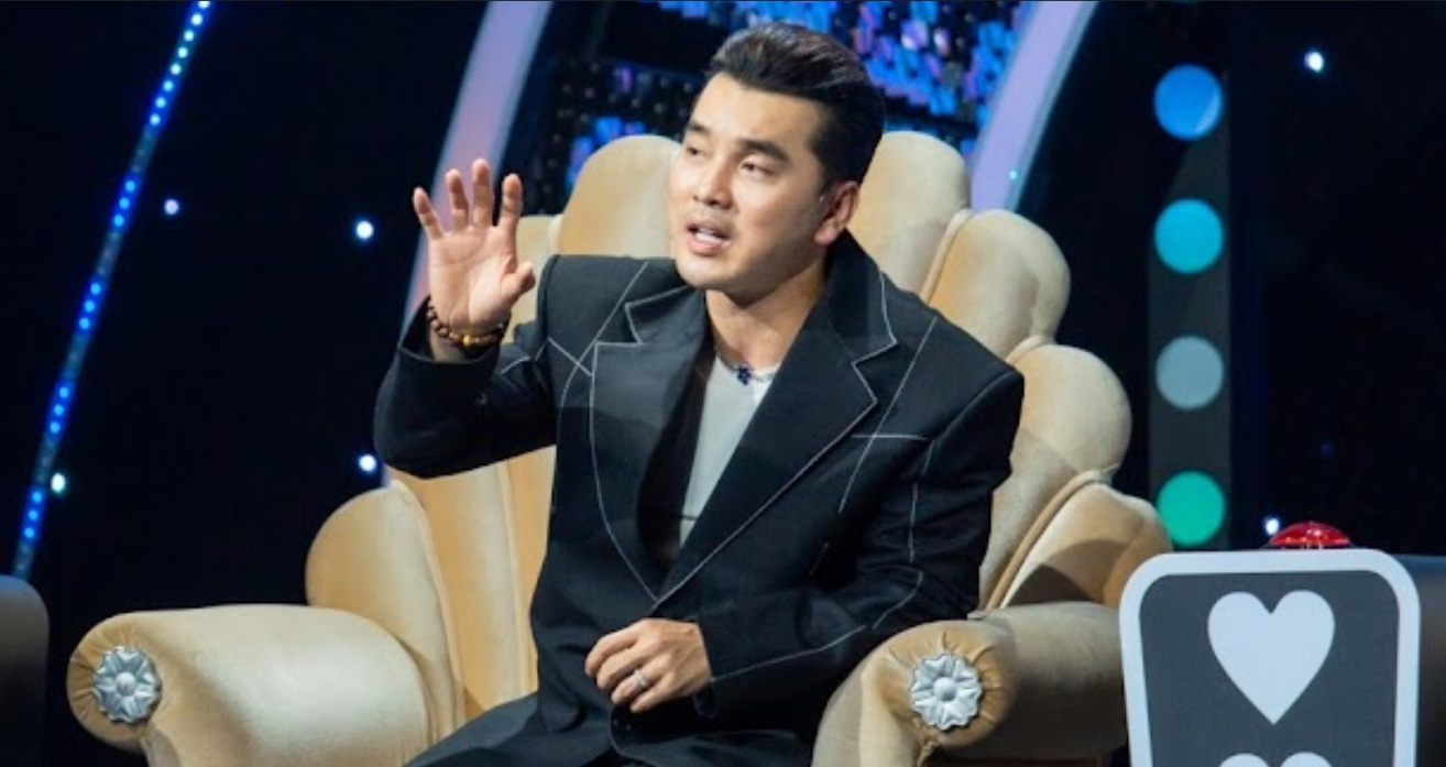 Ưng Hoàng Phúc cầm một kỷ vật suốt 20 năm từ người xa lạ- Ảnh 1. Ưng Hoàng Phúc cầm một kỷ vật suốt 20 năm từ người xa lạ- Ảnh 1.