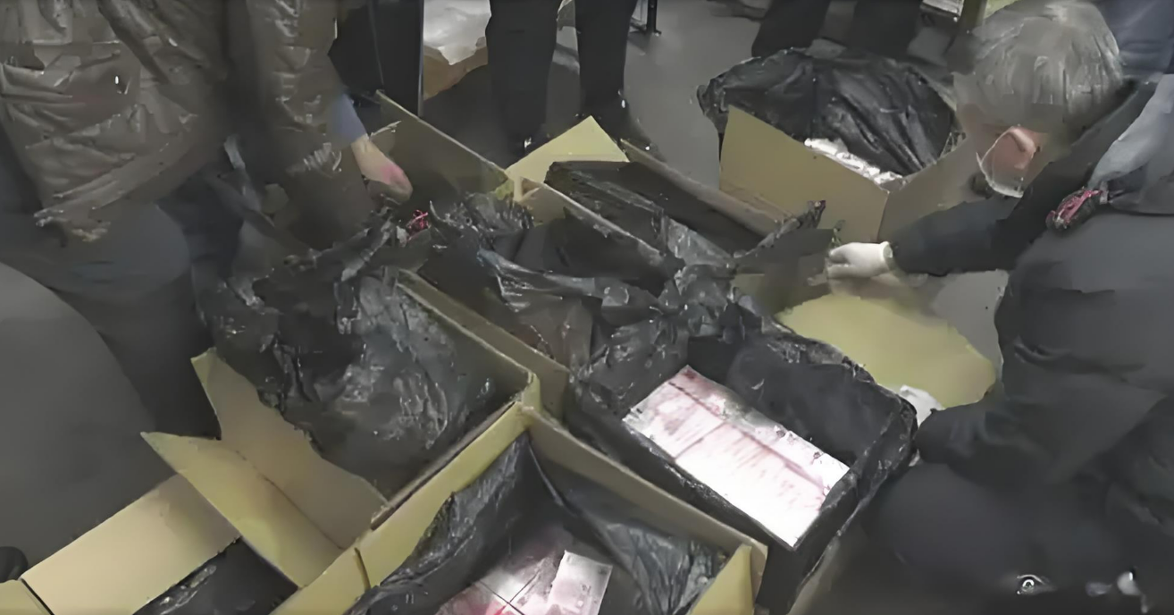 Đột kích 1 xưởng in, tịch thu tại chỗ hơn 1.562 tỷ đồng tiền giả và 6 tấn giấy in tiền- Ảnh 1.