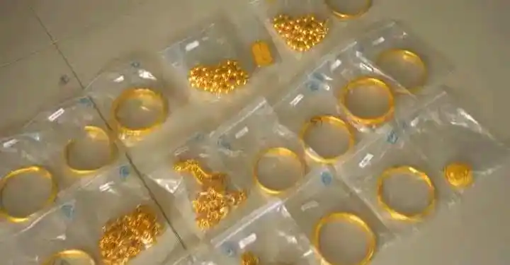 Khách lái Porsche mang hơn 50 vòng vàng đến cầm cố, chủ tiệm trì hoãn giao dịch rồi báo cảnh sát: Phanh phui phi vụ lừa đảo lên đến 10,9 tỷ đồng- Ảnh 1.