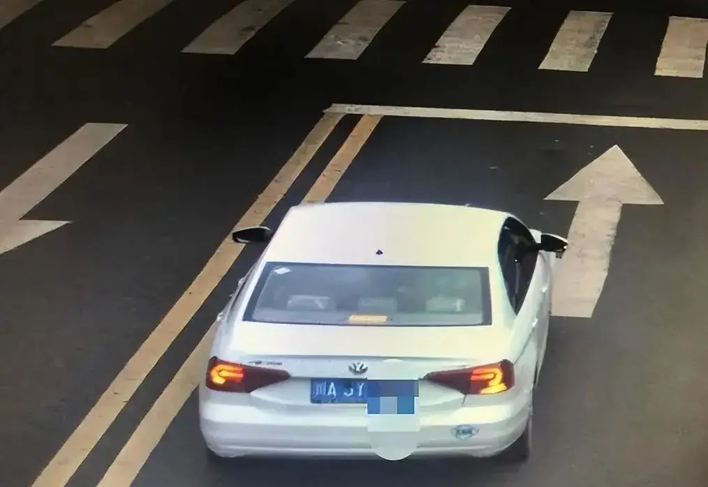 Ô tô 4 chỗ vượt 6 lượt đèn đỏ liên tiếp bị yêu cầu dừng xe: Cảnh tượng trong xe khiến CSGT thay đổi thái độ, mời đi luôn- Ảnh 1.