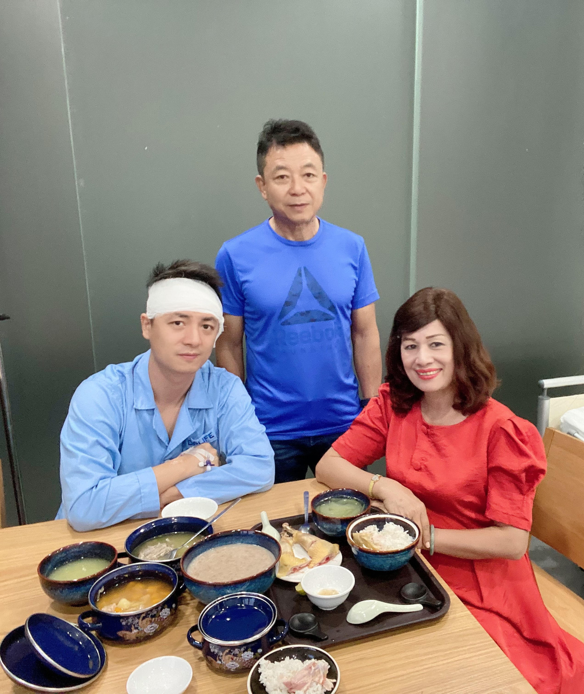 Sao nam Vbiz mắc bệnh lạ cực nguy hiểm: Ngủ dậy bị điếc 1 bên tai, cứ đứng là ngã- Ảnh 5. Sao nam Vbiz mắc bệnh lạ cực nguy hiểm: Ngủ dậy bị điếc 1 bên tai, cứ đứng là ngã- Ảnh 5.