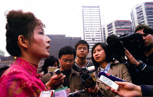 Chủ ngôi nhà 219m2 từ chối hơn 12,3 tỷ đồng tiền đền bù, không chịu di dời: Bị chủ đầu tư đào móng sâu 10m bao quanh, phải “trèo lên trèo xuống” để ra ngoài- Ảnh 2. Chủ ngôi nhà 219m2 từ chối hơn 12,3 tỷ đồng tiền đền bù, không chịu di dời: Bị chủ đầu tư đào móng sâu 10m bao quanh, phải “trèo lên trèo xuống” để ra ngoài- Ảnh 2.