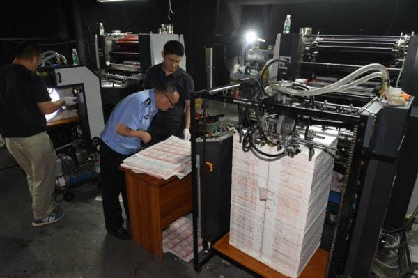 Trung Quốc: Tịch thu 208 thùng tiền giả giá trị 1.500 tỷ đồng tại 1 nhà máy vật liệu xây dựng bỏ hoang- Ảnh 2. Trung Quốc: Tịch thu 208 thùng tiền giả giá trị 1.500 tỷ đồng tại 1 nhà máy vật liệu xây dựng bỏ hoang- Ảnh 2.