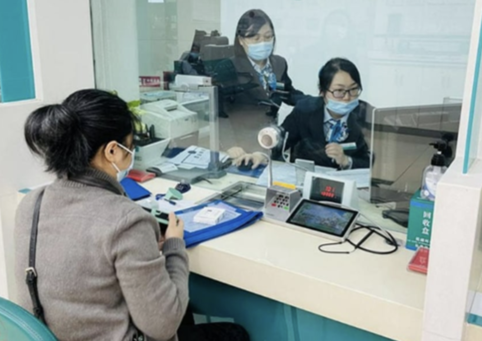 Gửi tiết kiệm 30 tỷ đồng, sau 5 năm đến rút, người phụ nữ nhận thông báo: Số tiền đã chuyển thành bảo hiểm, đợi thêm 66 năm nữa mới được rút- Ảnh 1. Gửi tiết kiệm 30 tỷ đồng, sau 5 năm đến rút, người phụ nữ nhận thông báo: Số tiền đã chuyển thành bảo hiểm, đợi thêm 66 năm nữa mới được rút- Ảnh 1.