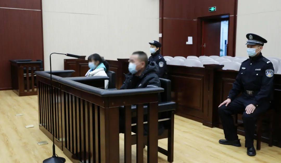 Tịch thu 29,6 tỷ đồng tiền mặt chôn rải rác khắp vườn và 6 kg vàng trong chuồng gà của một căn nhà cấp 4- Ảnh 1.