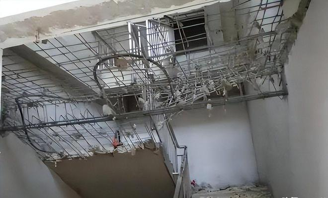 Người đàn ông ở tầng 2 phá dỡ cầu thang chung, yêu cầu cư dân phải trả phí 1,7 tỷ đồng nếu đi qua, khẳng định: “Đây là đất của tôi nên tôi có quyền”- Ảnh 1. Người đàn ông ở tầng 2 phá dỡ cầu thang chung, yêu cầu cư dân phải trả phí 1,7 tỷ đồng nếu đi qua, khẳng định: “Đây là đất của tôi nên tôi có quyền”- Ảnh 1.