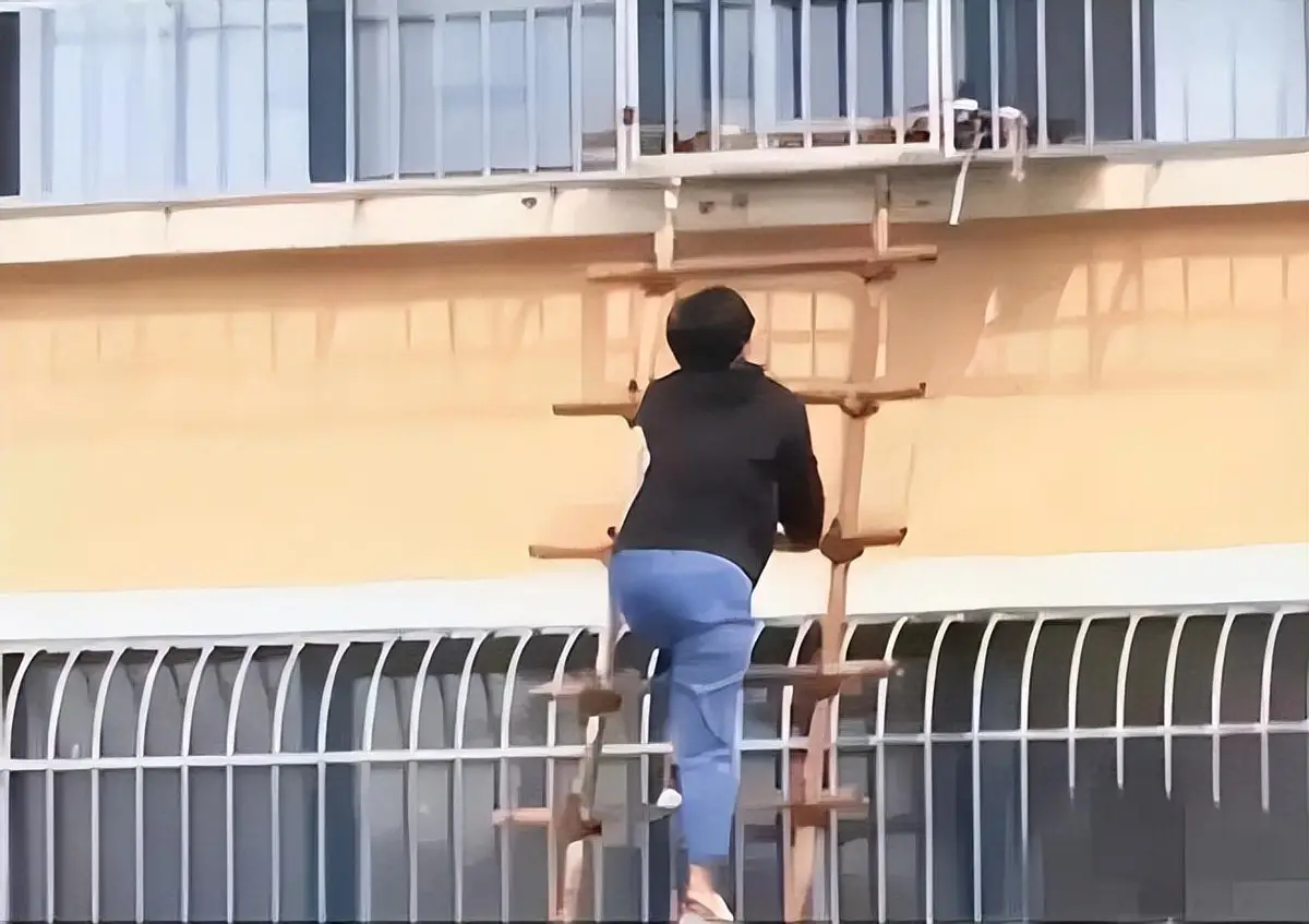 Người đàn ông ở tầng 2 phá dỡ cầu thang chung, yêu cầu cư dân phải trả phí 1,7 tỷ đồng nếu đi qua, khẳng định: “Đây là đất của tôi nên tôi có quyền”- Ảnh 2. Người đàn ông ở tầng 2 phá dỡ cầu thang chung, yêu cầu cư dân phải trả phí 1,7 tỷ đồng nếu đi qua, khẳng định: “Đây là đất của tôi nên tôi có quyền”- Ảnh 2.